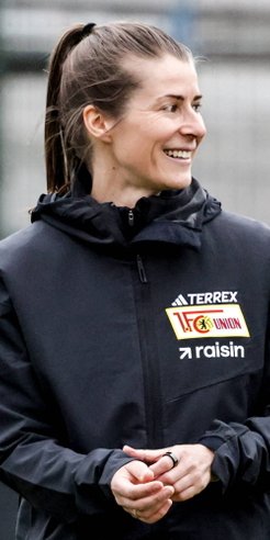 Marie-Louise Eta już jako 6-latka rozgrywała pierwsze mecze w lokalnej drużynie FV Drezno 06, gdzie 