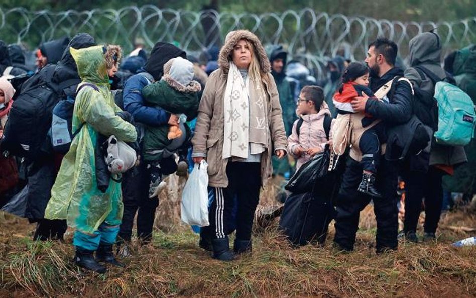 Nawet kilka tysięcy imigrantów pojawiło się w poniedziałek w okolicy przejścia granicznego Bruzgi-Ku