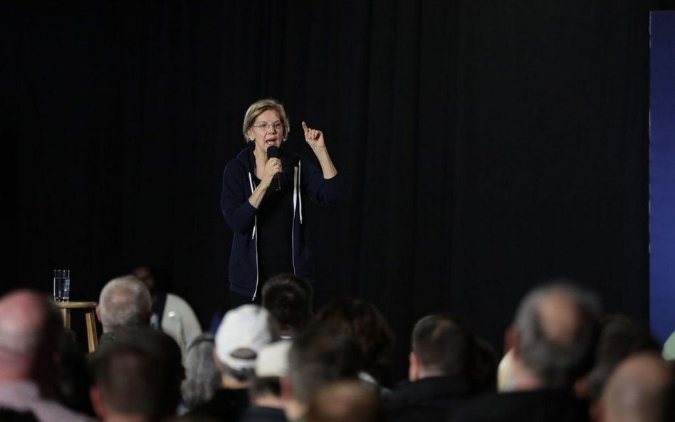 Warren atakuje Bloomberga. "Chce kupić amerykańską demokrację"