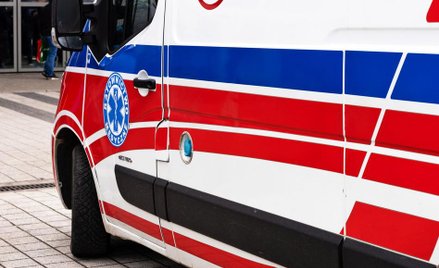 Wypadek karetki w Płocku. Trzy osoby ranne