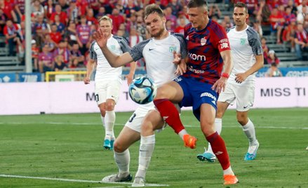 Zawodnik Rakowa Częstochowa Fabian Piasecki i Markkus Seppik z Flory Tallinn podczas meczu I rundy e