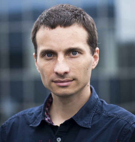 prof. dr hab. Piotr Sułkowski jest fizykiem teoretycznym, kierownikiem Katedry Kwantowej Fizyki Mate