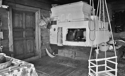 Drwa przygotowane, można od razu po powrocie w piecu rozpalić. Poczułem, jakbyśmy nigdzie z Kondy ni