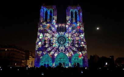 Malowanie katedry Notre Dame światłem
