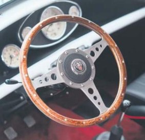 Dbałość przeprowadzających renowację robi wrażenie. Na desce rozdzielczej widać jednak jeden dodany 