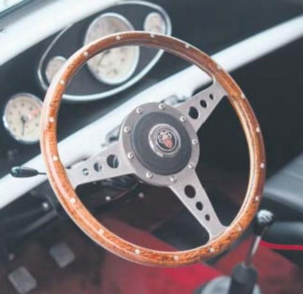 Dbałość przeprowadzających renowację robi wrażenie. Na desce rozdzielczej widać jednak jeden dodany 