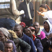 Libia. Uratowani z tonącego statku imigranci z Afryki, którzy chcieli dotrzeć do Europy.