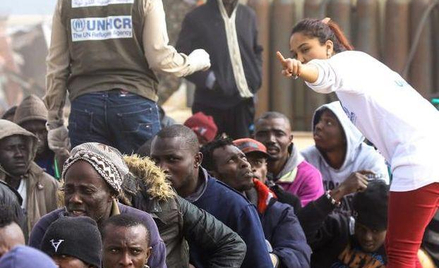 Libia. Uratowani z tonącego statku imigranci z Afryki, którzy chcieli dotrzeć do Europy.