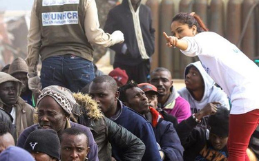 Libia. Uratowani z tonącego statku imigranci z Afryki, którzy chcieli dotrzeć do Europy.