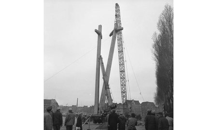 Pomnik stoczniowców poległych w grudniu 1970 r. (na zdj. jego budowa) stoi w Gdańsku w pobliżu wejśc