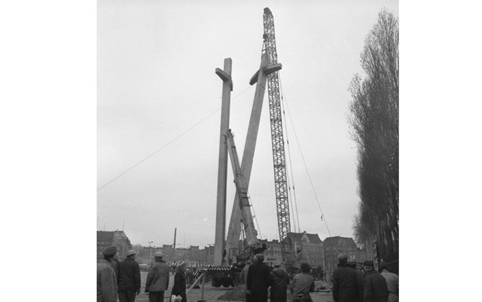 Pomnik stoczniowców poległych w grudniu 1970 r. (na zdj. jego budowa) stoi w Gdańsku w pobliżu wejśc