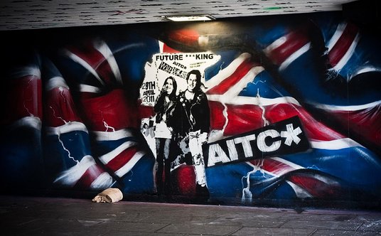 William i Kate jako Sid Vicious z grupy Sex Pistols i jego partnerka Nancy Spungen – mural w Londyni