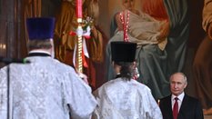 Władimir Putin uczestniczy w wielkanocnej liturgii w moskiewskiej soborze Chrystusa Zbawiciela.
