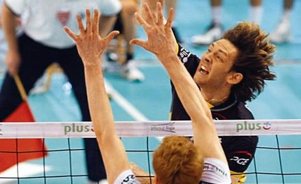 Stephane Antiga (Skra) blokowany przez Jakuba Jarosza