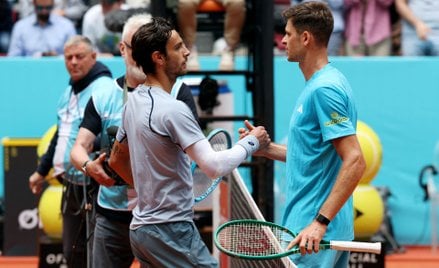 Hubert Hurkacz (po prawej) żegna się z turniejem w Madrycie
