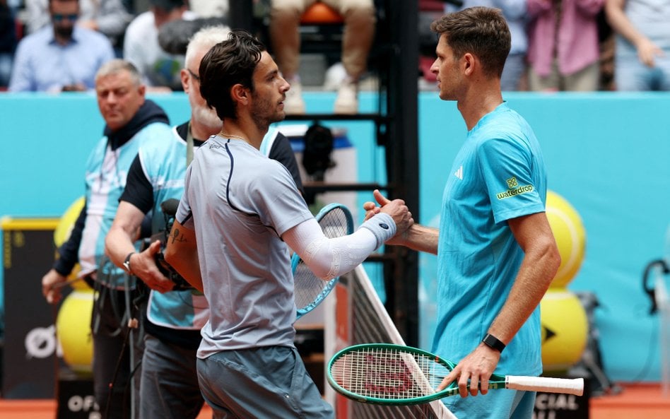 Hubert Hurkacz (po prawej) żegna się z turniejem w Madrycie
