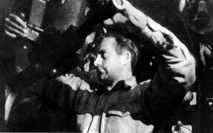 Kpt. Boleslaw Romanowski, dowódca ORP „Dzik”, przy peryskopie