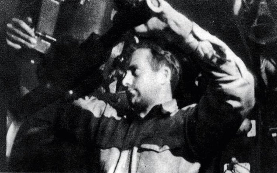 Kpt. Boleslaw Romanowski, dowódca ORP „Dzik”, przy peryskopie