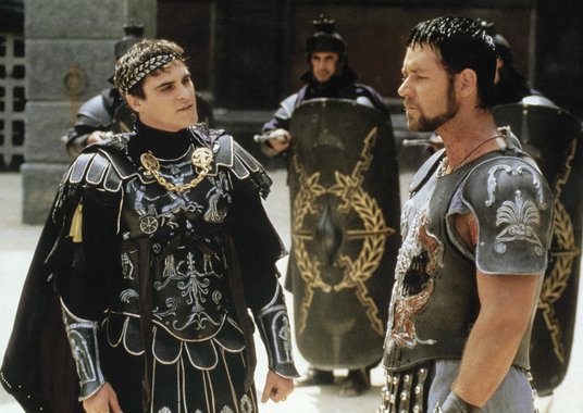 Kadr z filmu „Gladiator”. Na pierwszym planie Joaquin Phoenix jako cesarz Kommodus i Russell Crowe w
