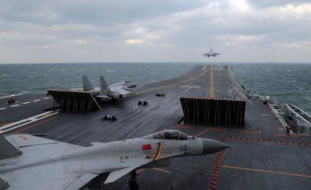 Chiński lotniskowiec „Liaoning” w drodze na Pacyfik.