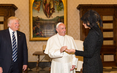 Donald Trump, papież Franciszek i Melania Trump w czasie wizyty amerykańskiego prezydenta w Watykani