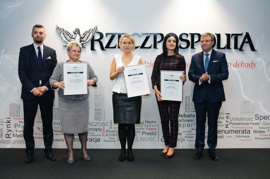 najlepsze Wydziały ekonomiczne 2018. Od lewej: Andrzej Stec; dr hab. Maria Próchnicka, prodziekan Wy