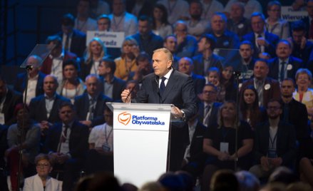 Zandberg: Grzegorz Schetyna betonuje władzę PiS