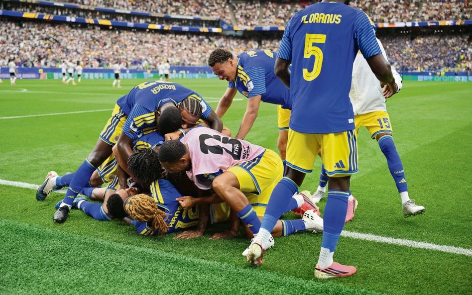 Piłkarze Curacao świętują swojego pierwszego gola na mundialu strzelonego w meczu z Niemcami (1:7)