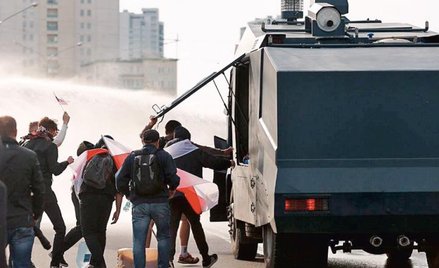 Protestujący spowodowali w niedzielę w Mińsku awarię armatki wodnej MSW