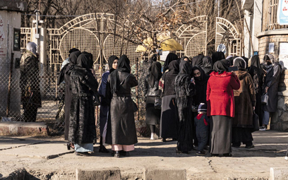 Afgańskie studentki przed zamkniętym dla nich uniwersytetem w Kabuku, "chronionym" przez bojówki tal