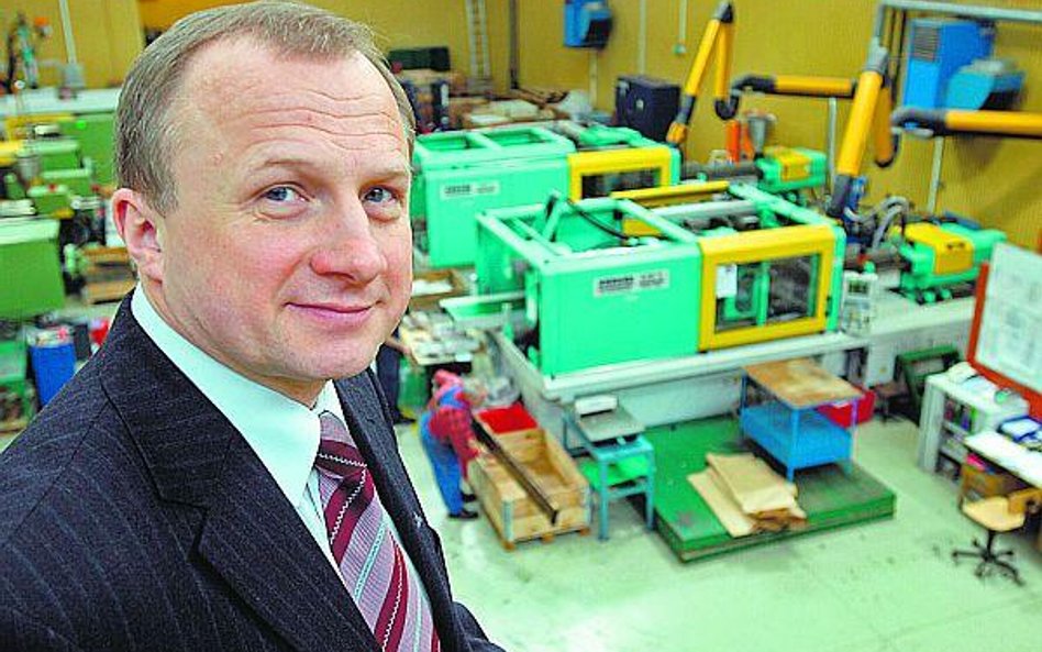 Janusz Niedźwiecki, prezes Apatora, mówi „Parkietowi”, że budowa nowego zakładu ruszy zapewne na poc