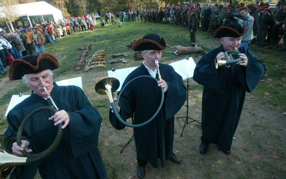 Zakończenie polowania w lasach spalskich - święto myśliwych "Hubertus Spalski". Upolowana zwierzyna 