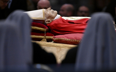 Ciało Benedykta XVI wystawione w Watykanie. Wierni oddają cześć byłemu papieżowi