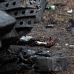 Zwłoki rosyjskiego żołnierza obok zniszczonego czołgu