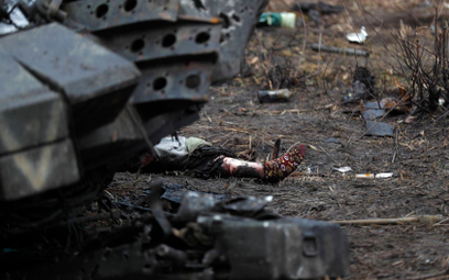 Zwłoki rosyjskiego żołnierza obok zniszczonego czołgu