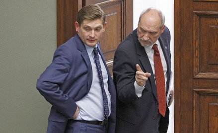Wiceminister Bartosz Kownacki i odwołany przy okazji rekonstrukcji rządu szef MON Antoni Macierewicz