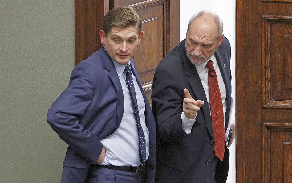 Wiceminister Bartosz Kownacki i odwołany przy okazji rekonstrukcji rządu szef MON Antoni Macierewicz