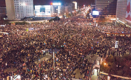 W protestach przeciwko decyzji Trybunału Konstytucyjnego (na zdjęciu demonstracja w centrum Warszawy
