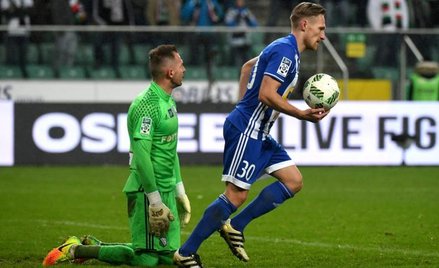 Arkadiusz Malarz (z lewej) i jego koledzy z Legii mecz z Wisłą Płock kończyli na kolanach.