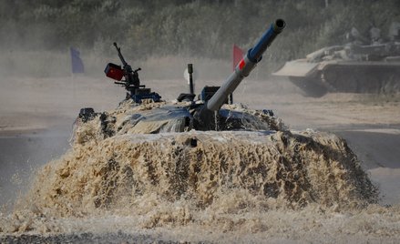 Chiński czołg Typu 96 (ZTZ-96B) podczas zawodów Tank Biathlon 2022 na poligonie pod Moskwą
