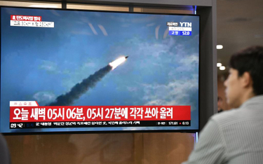Test północnokoreańskiego pocisku na ekranie telewizora w Seulu