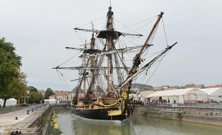 Ze względu na przepisy replikę wyposażono w silnik i nowoczesne przyrządy nawigacyjne