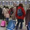 Ci emigranci z Polski wracają do ojczyzny, ale... tylko na święta. Na zdjęciu młodzi Polacy czekają 