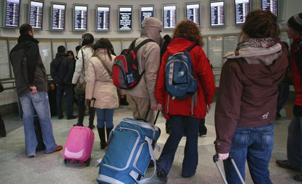 Ci emigranci z Polski wracają do ojczyzny, ale... tylko na święta. Na zdjęciu młodzi Polacy czekają 