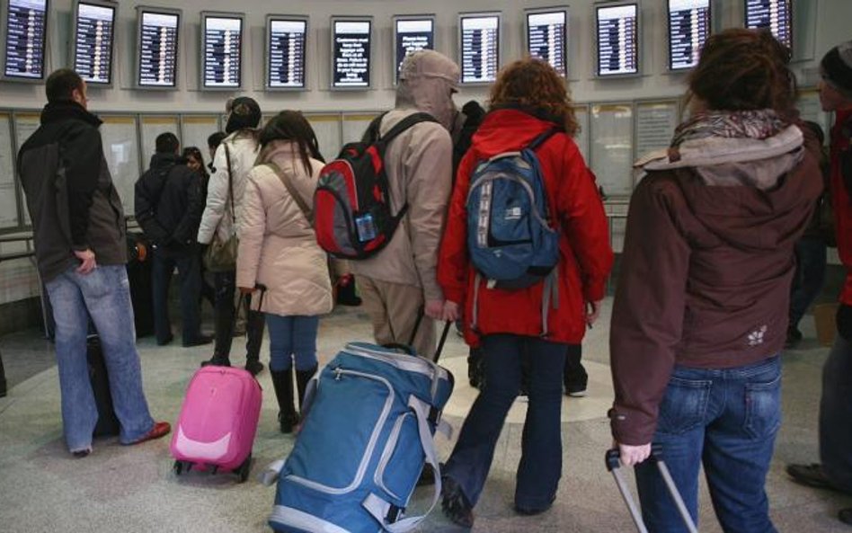 Ci emigranci z Polski wracają do ojczyzny, ale... tylko na święta. Na zdjęciu młodzi Polacy czekają 