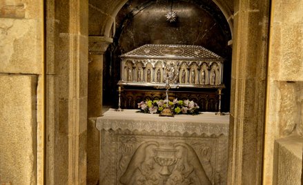 Sarkofag św. Jakuba ozdobiony jest srebrem i złotem