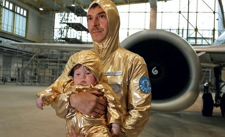 Paweł Althamer w czerwcu zabrał swoich sąsiadów do Brukseli. Na pokładzie złotego – jak ubrania podr