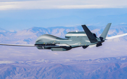 Bezzałogowy rozpoznawczy aparat latający RQ-4D Global Hawk w barwach NATO podczas prób w locie. Fot.