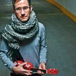 Dennis Wojda fascynuje się muzyką. Kiedyś występował, projektuje okładki płyt dla Bartka Webera. Ale