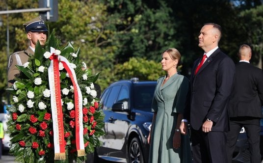 Prezydent RP Karol Nawrocki z małżonką, Martą Nawrocką składają wieniec pod pomnikiem Marszałka Józe